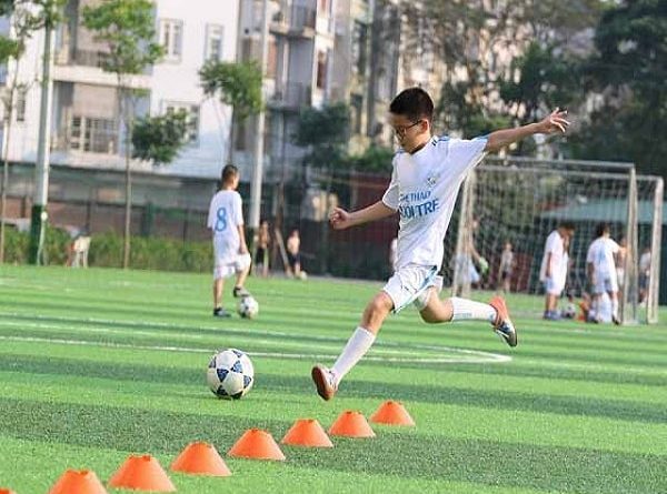 Cách sút bóng mạnh bằng má trong