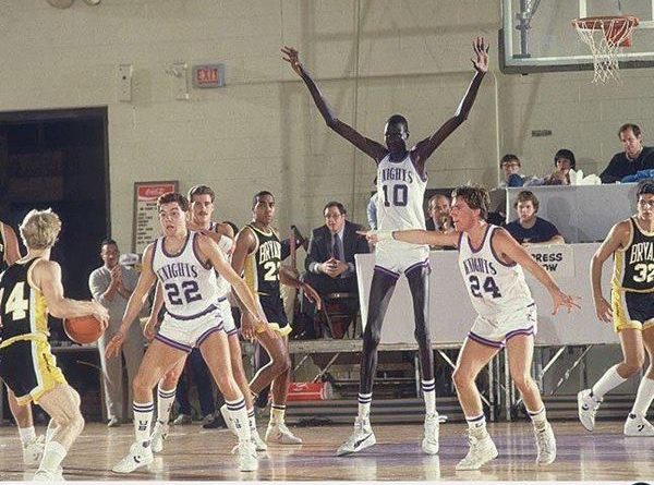 Cầu thủ bóng rổ cao nhất thế giới