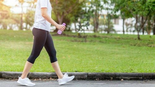 Đi bộ nâng cao đùi (High Knee Walking) – Đốt mỡ và tăng cường sức mạnh chân