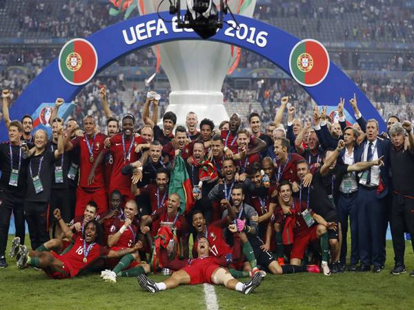 ban-co-biet-su-khac-nhau-giua-euro-va-world-cup-la-gi