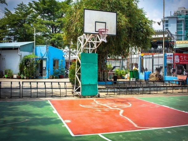 Sân bóng rổ gỗ tổng hợp (synthetic wood basketball court)