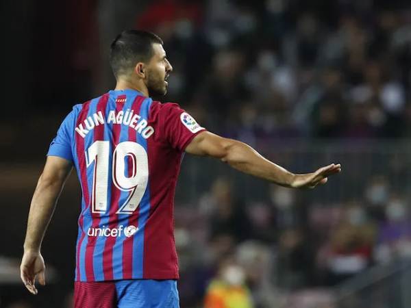 Sergio Agüero với chiếc áo số 19 ở Barca