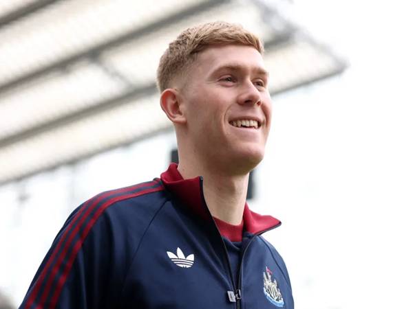 Sự nghiệp bóng đá của Lewis Hall